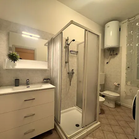In Mit Kostenloser Privatgarage By Interhome